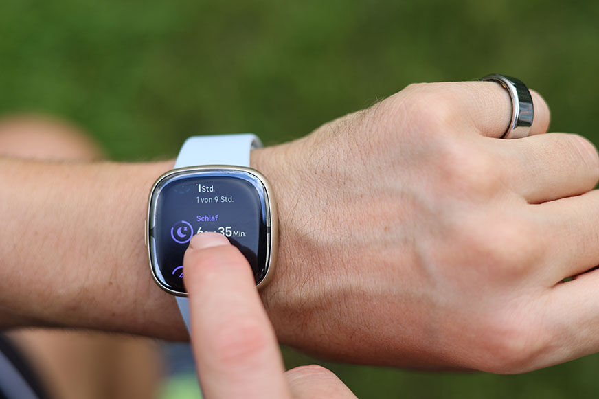 Man sieht die Bedienung der Fitbit Sense 2.